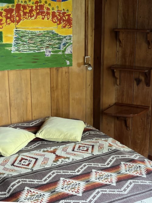 Double bed with shelves to one side