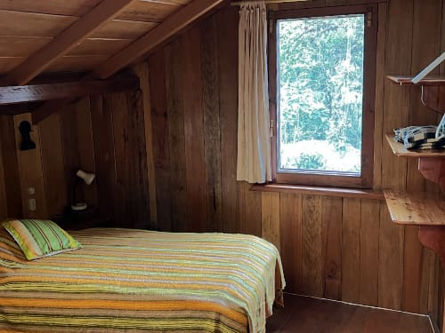 A double bed in a Mindo Lindo guest room